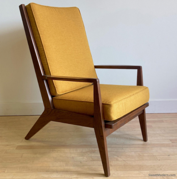 Kursi Rendah dengan Kaki Kayu Miring